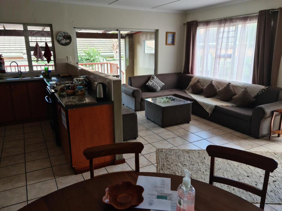 Mackenzies Accommodation East London Bagian luar foto